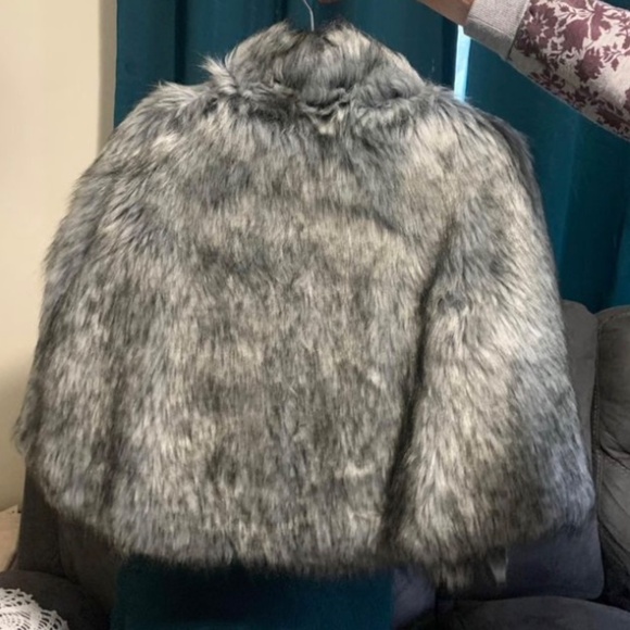 Faux wolf shawl - Picture 2 of 2